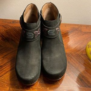 Dansko size eu 40 booties. Like new
